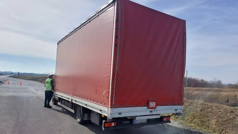 Inspektor zatrzymał auto z kosmetykami. Nie zgadzała się nie tylko waga pojazdu