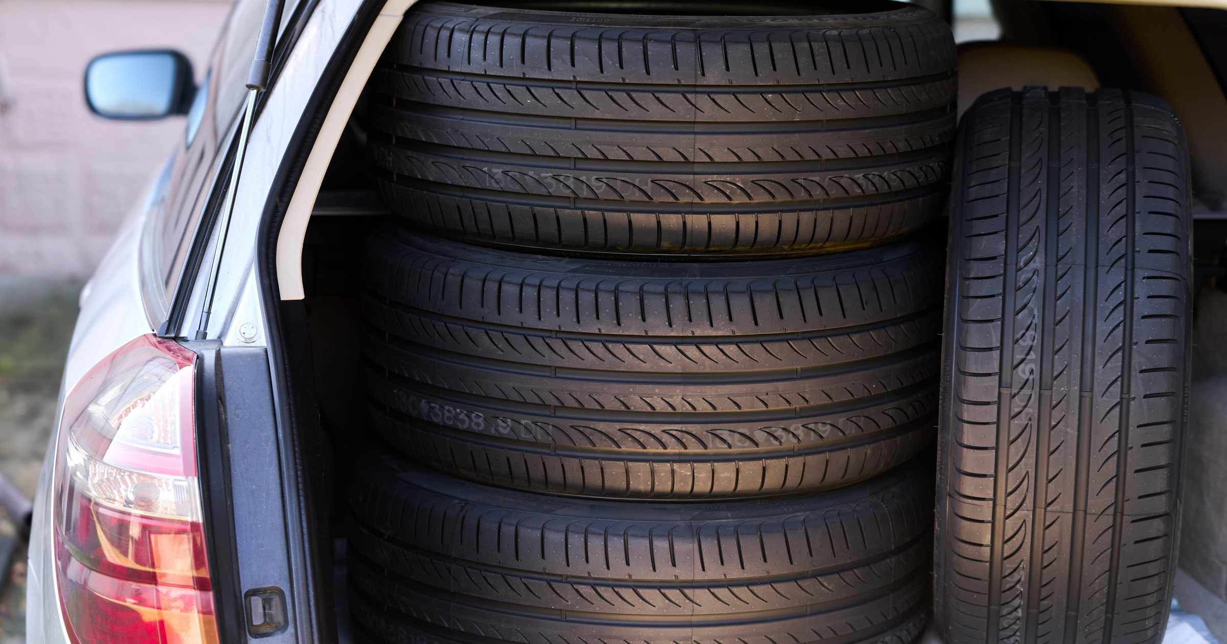 Zanim pozostawimy opony na parę miesięcy, warto się dobrze zastanowić, gdzie i jak je przechowamy. Od tego zależy, jak będą się toczyć na wiosnę