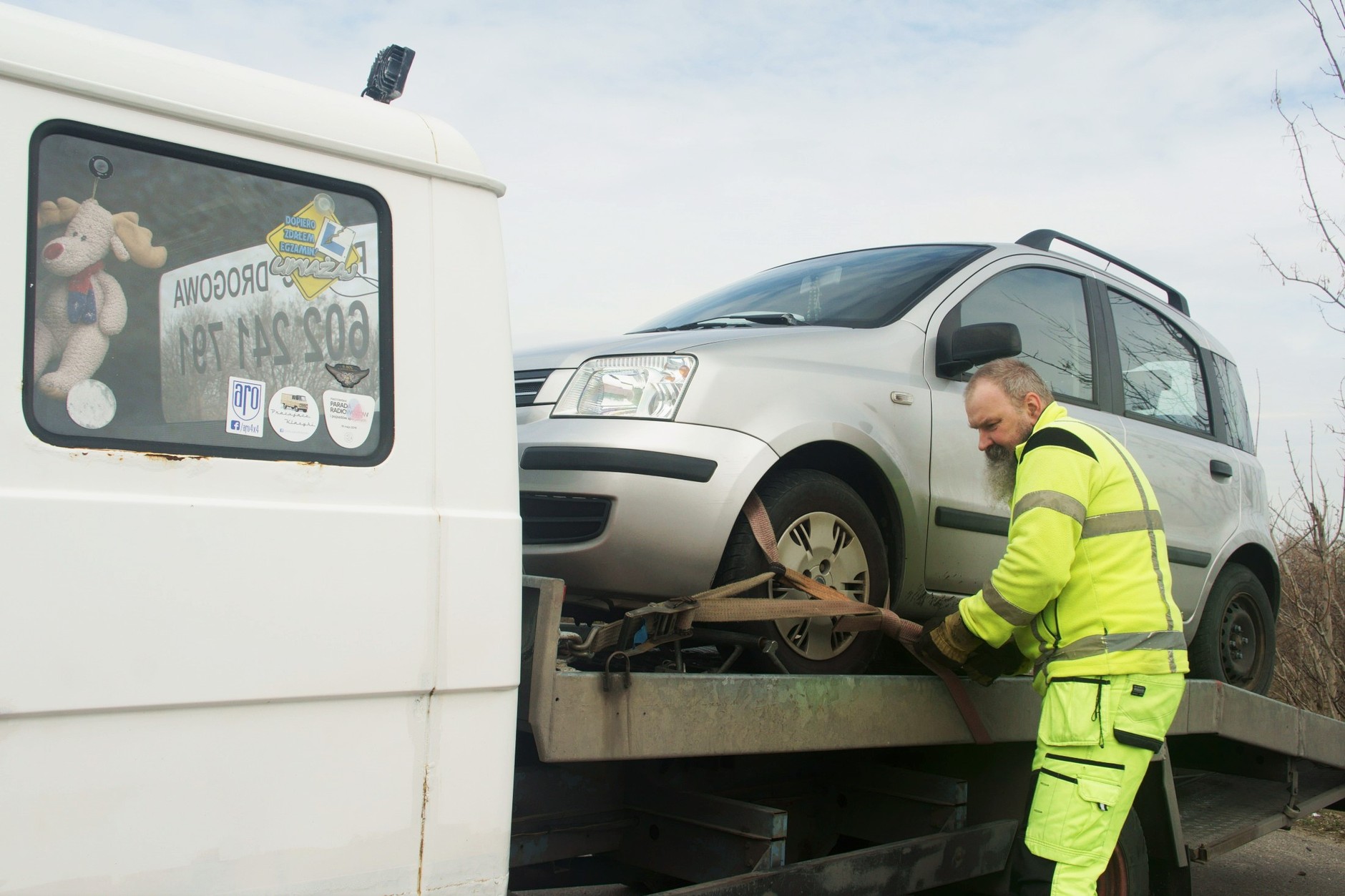 Mocowanie uszkodzonego samochodu pasami transportowymi
