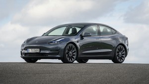 Wypożyczalnie pozbywają się elektrycznych aut. Da się kupić Teslę za pół ceny?
