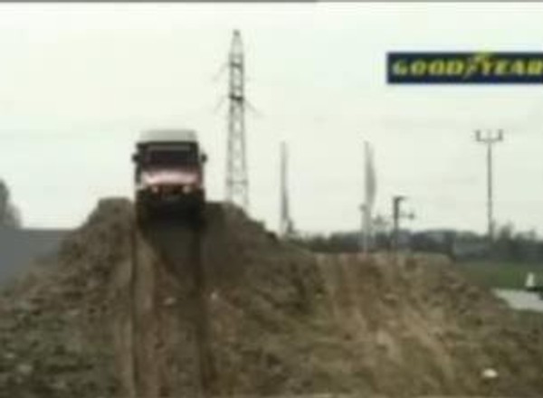 Szkoła jazdy 4x4 - pokazujemy jak pokonać wzniesienie