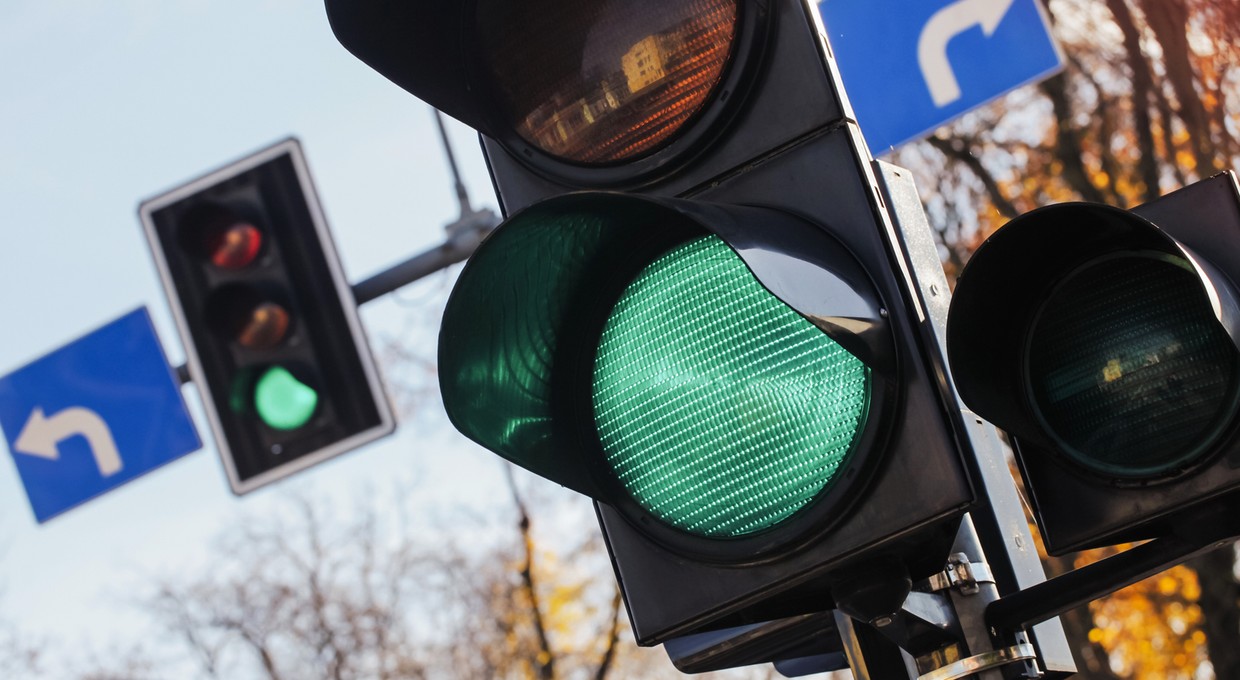 Czwarte światło na skrzyżowaniach. Komu potrzebny jest biały sygnalizator