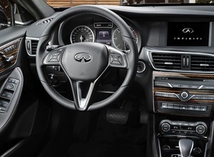 Frankfurt 2015: Infiniti Q30 odkrywa wnętrze