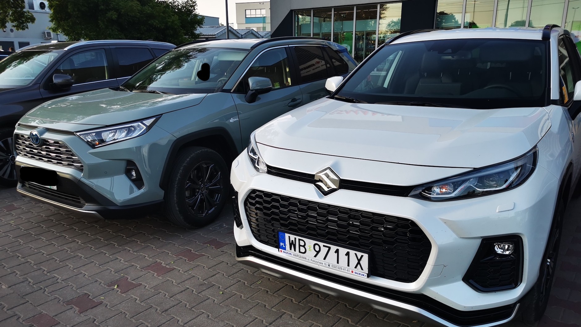 W Suzuki nieco inny kształt mają reflektory, inna jest zatem także maska