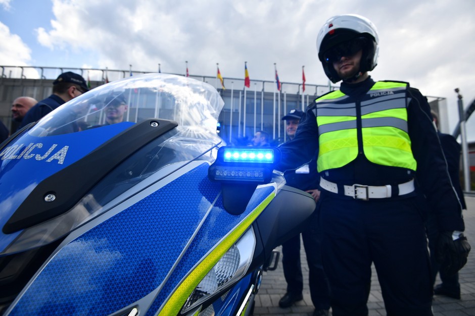Nowe radiowozy i motocykle polskiej policji