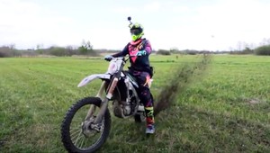 Motocrossowy mistrz Polski niszczy pole i chwali się tym w sieci
