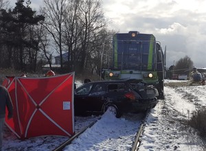 Wjechał prosto przed rozpędzoną lokomotywę. Wypadek na niestrzeżonym przejeździe