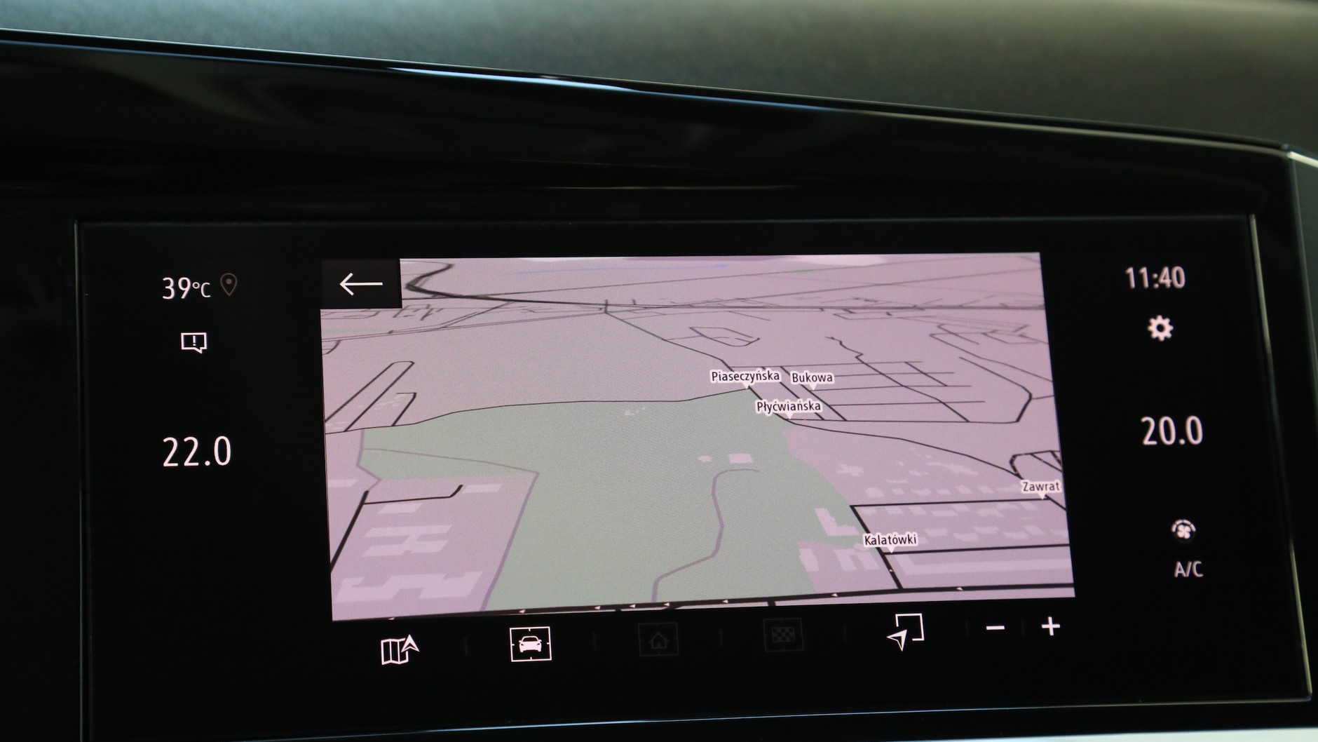 Opel Grandland – obsługa odbywa się za pośrednictwem 10-calowego, dotykowego ekranu