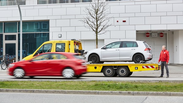 Zepsuty samochód na lawecie