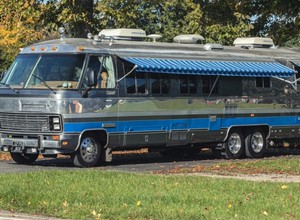 Na aukcję trafił prawdziwie odlotowy dom na kółkach – Airstream 350LE