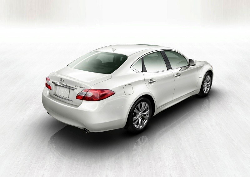 Infiniti M35h hałasuje ciszą