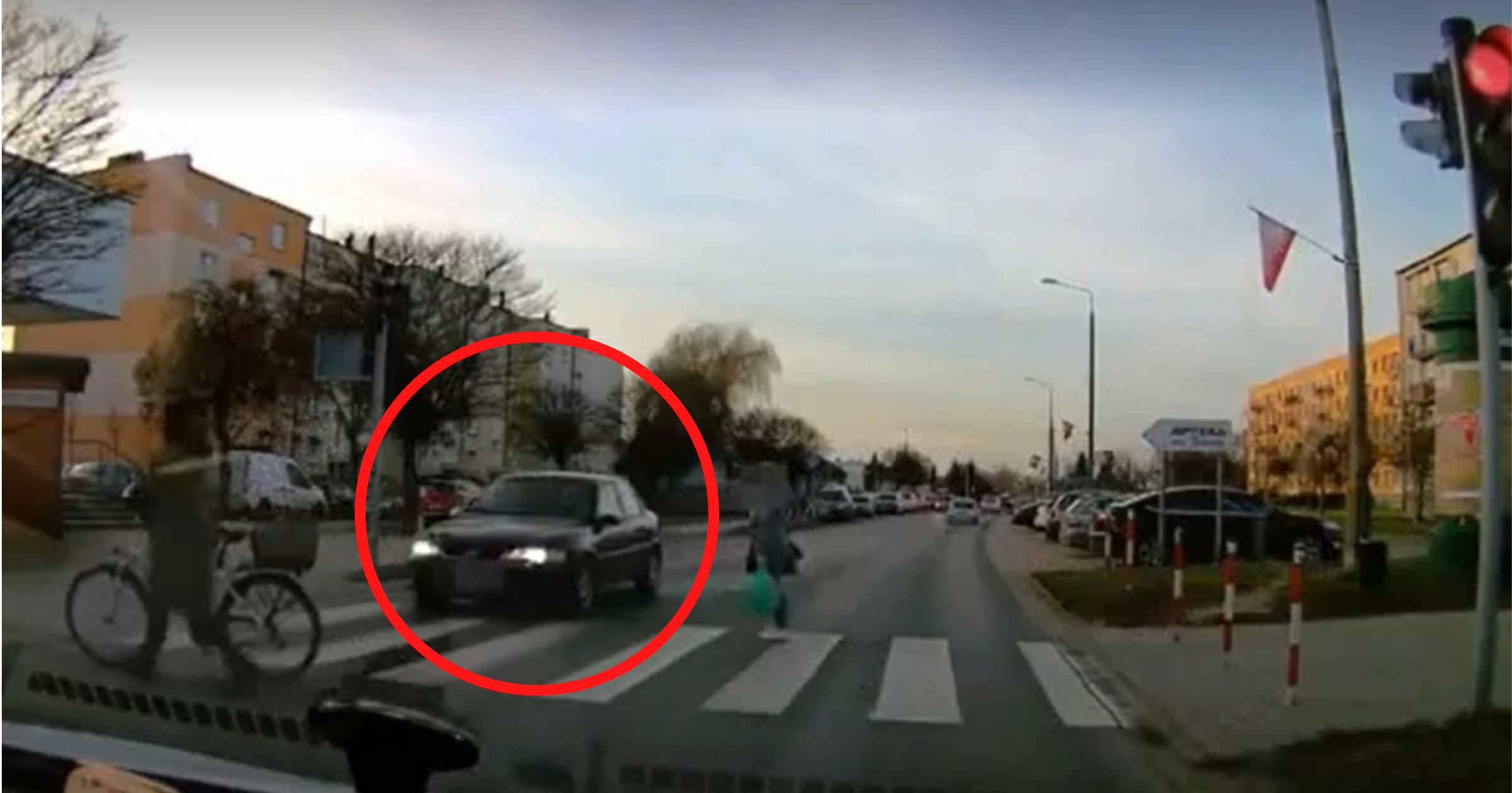 Kierowca zignorował czerwone światło i pieszych na pasach