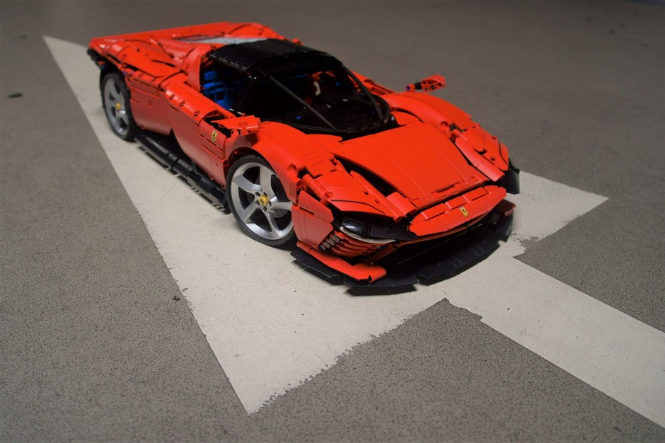 Ferrari Daytona SP3 w skali 1:8 z klocków LEGO