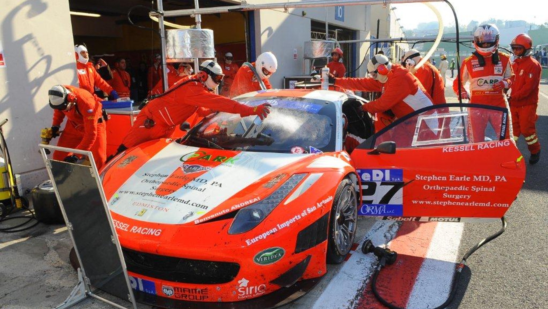 Michał Broniszewski jadący Ferrari wygrał klasę