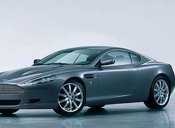 Luksusowe samochody na Zamku Królewskim w Warszawie