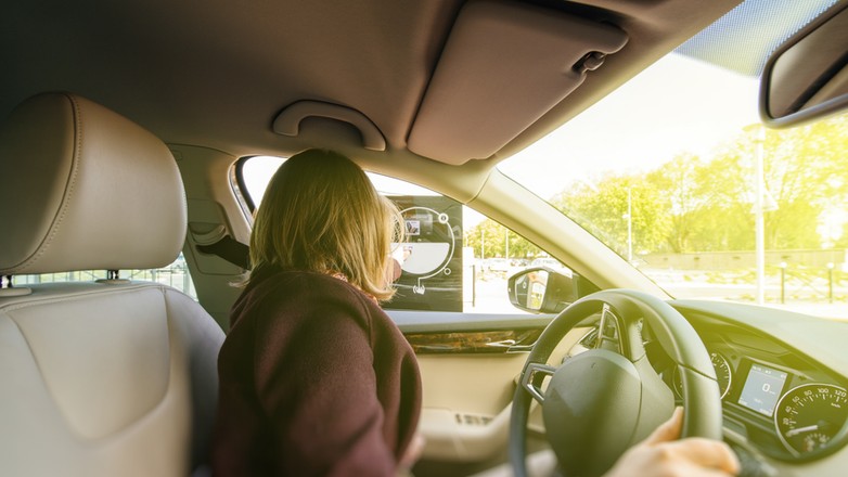Kobieta ustawiła córkę przy ścianie, żeby robiła za "czujnik parkowania". Skończyło się tragedią. (zdjęcie ilustracyjne)