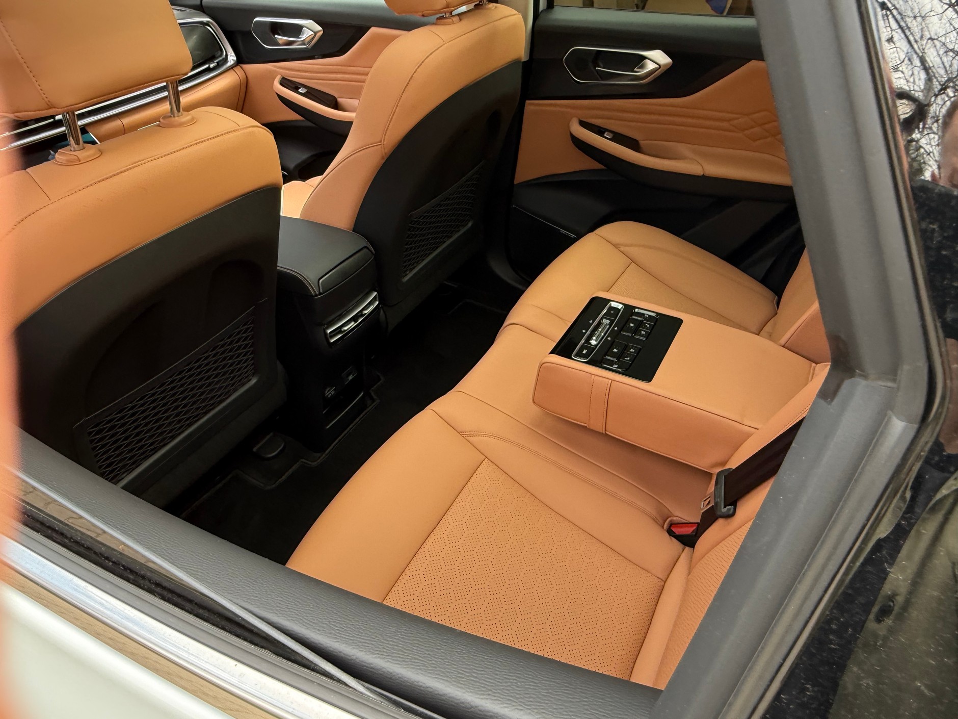 Tylne siedzenia są lepsze niż przednie. No i ten panel do sterowania w podłokietniku...