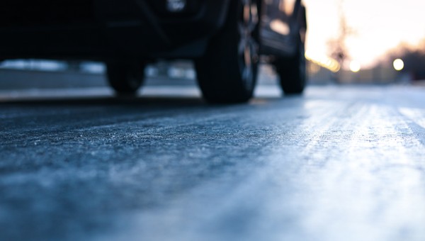 Jazda jak na łyżwach? Na oblodzonej nawierzchni nie ma bezpiecznej prędkości