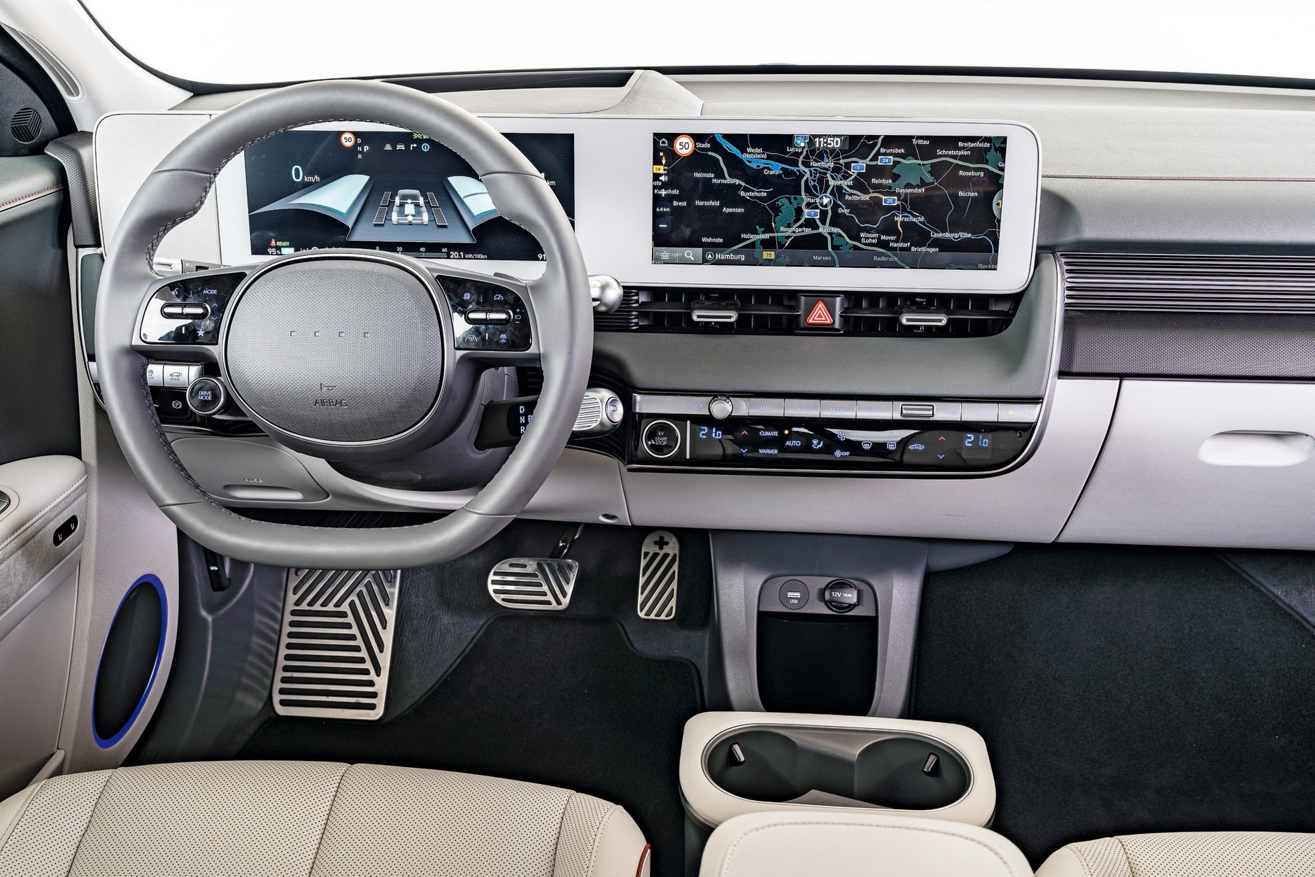 Bardzo oryginalny, ale jednocześnie nieco dziwaczny kokpit Hyundaia. Jak każde nowoczesne auto wymaga czasu na przyzwyczajenie i opanowanie funkcji, ale potem jest już dobrze.