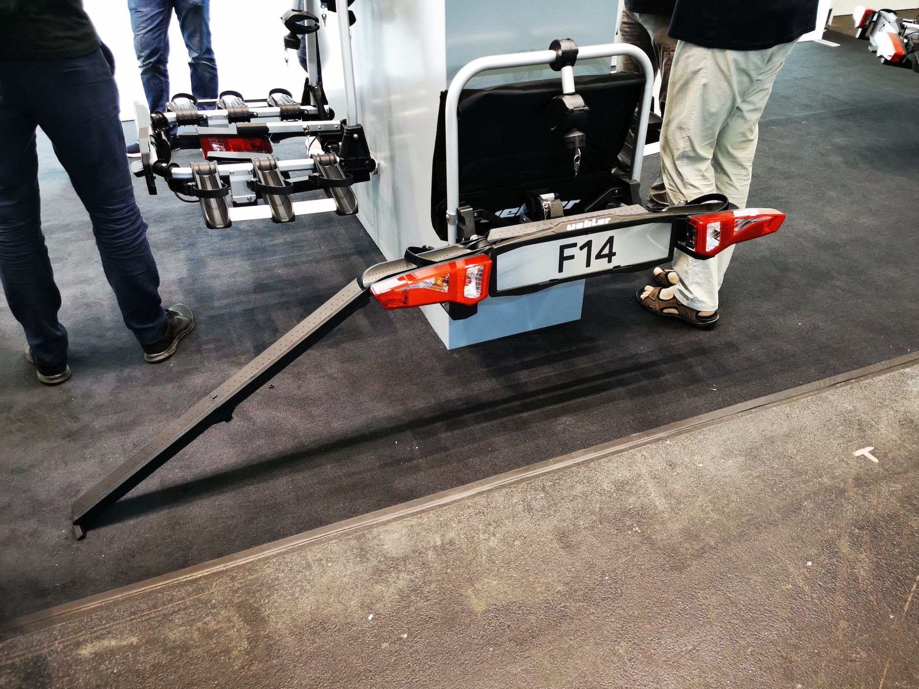 Eurobike 2023: taka szyna ułatwia umieszczenie ciężkiego roweru na bagażniku