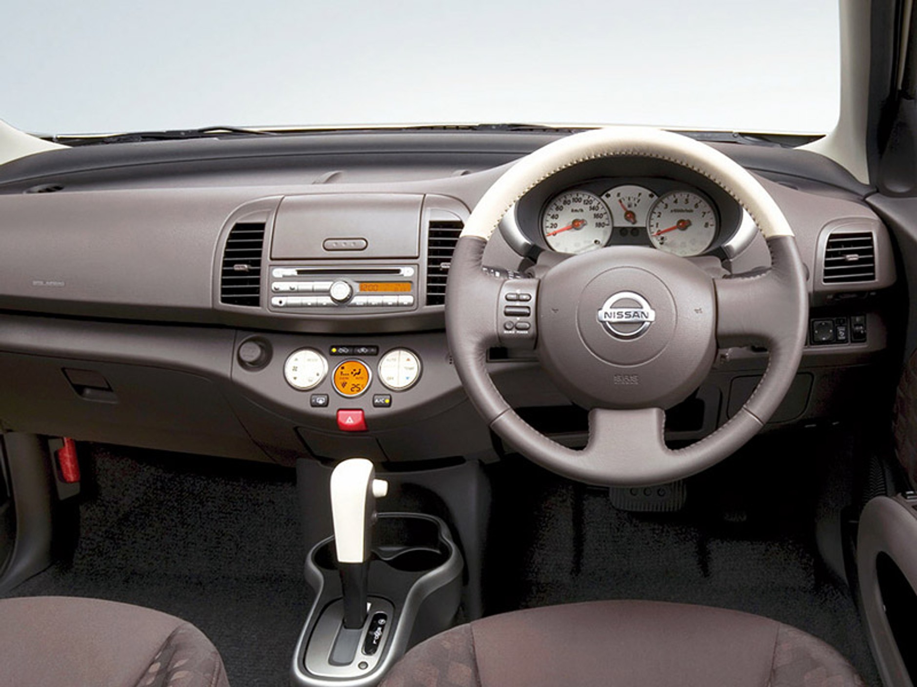 Japoński Nissan March (Micra) świeżo po restylingu