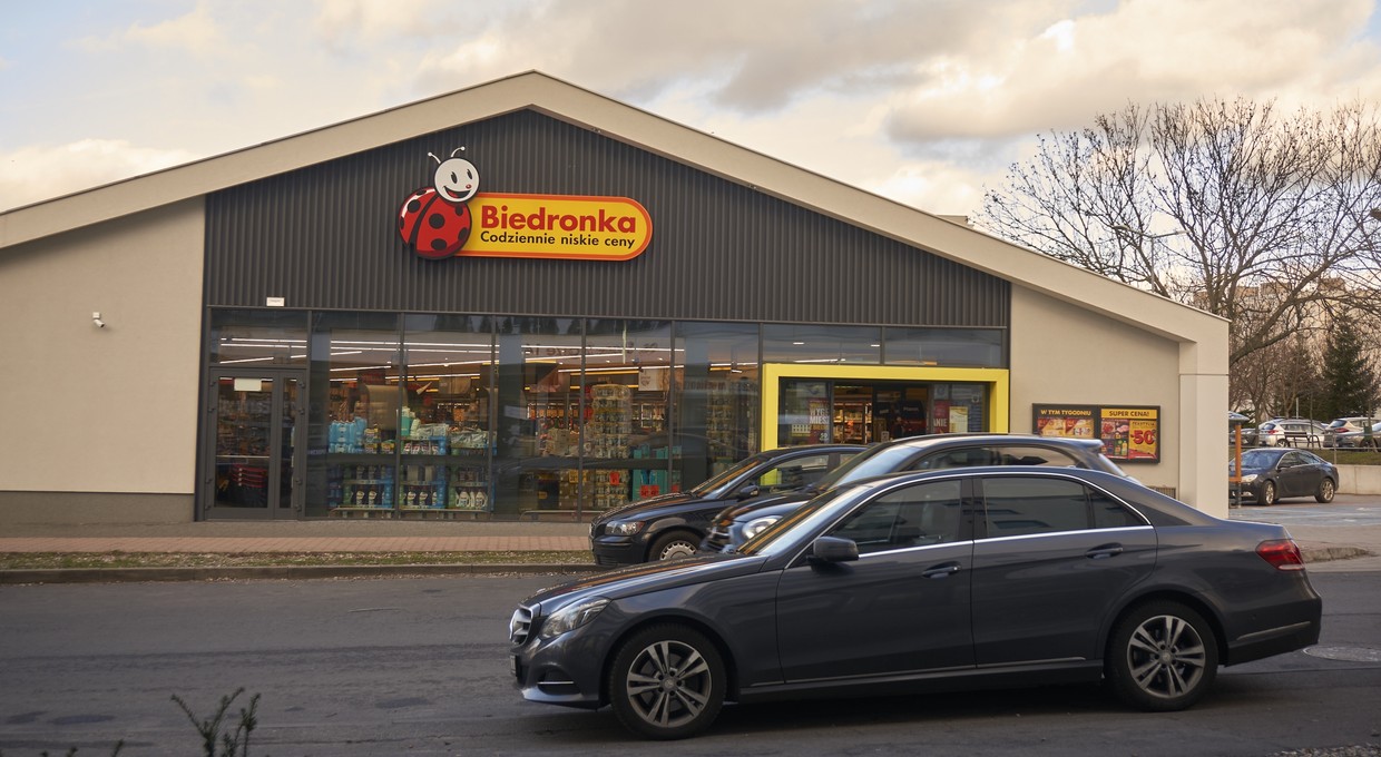 Kierowcy muszą się pilnować na parkingach przed sklepami. Wszystko przez znak D-52