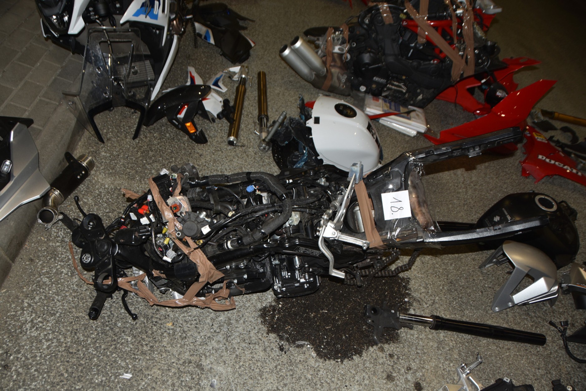 Części z sześciu motocykli odzyskane na granicy z Ukrainą