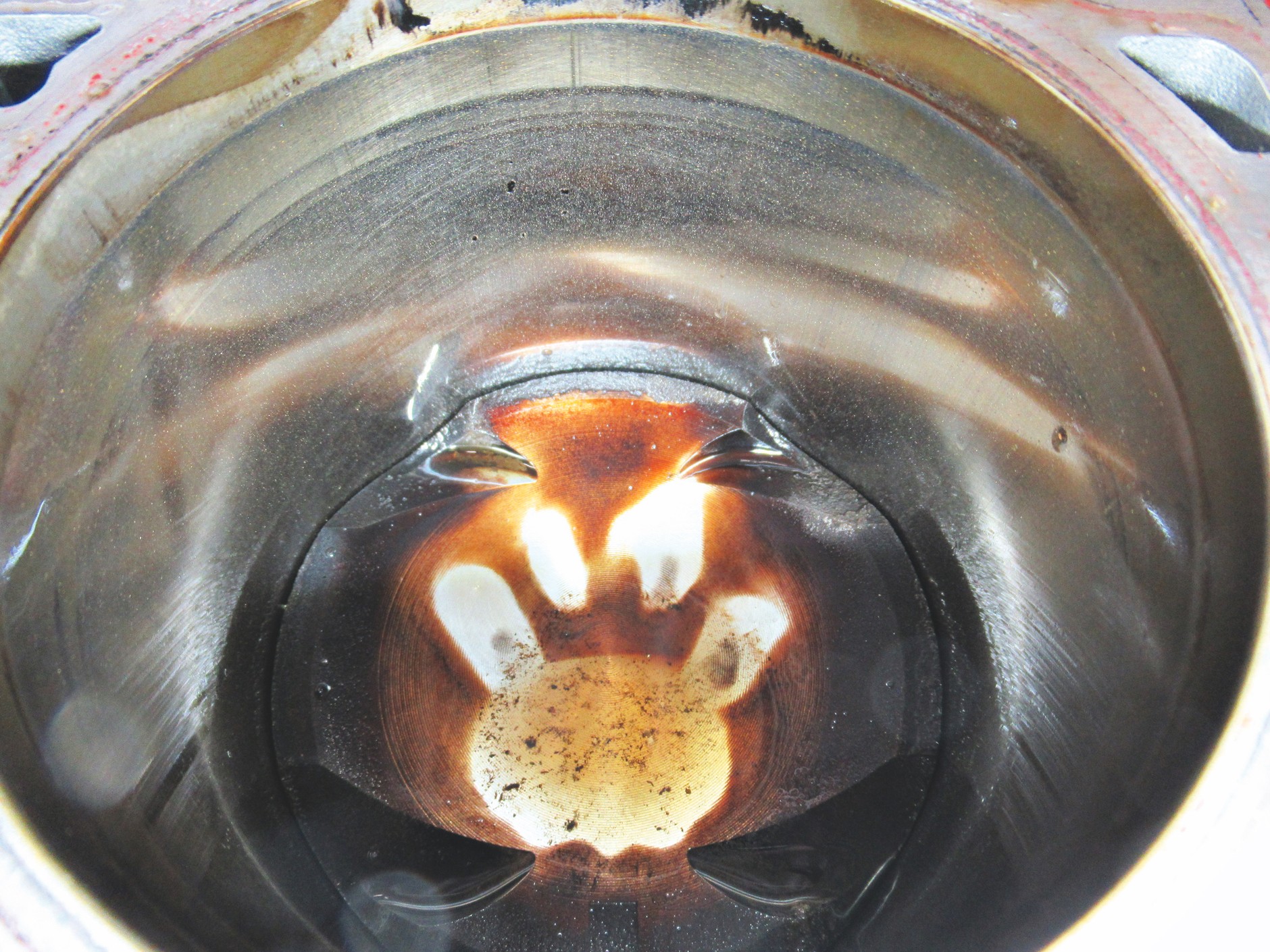 BMW M3 po 100 tys. km: gładzie cylindrów i tłoki w idealnym stanie.