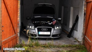 W garażu znaleźli Audi A6 z Niemiec. Auto nie miało już wielu elementów