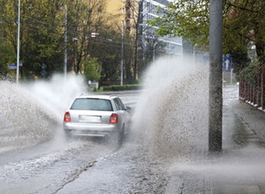 Uwaga na wodę na drodze! Zassanie wody przez silnik może kosztować cię fortunę