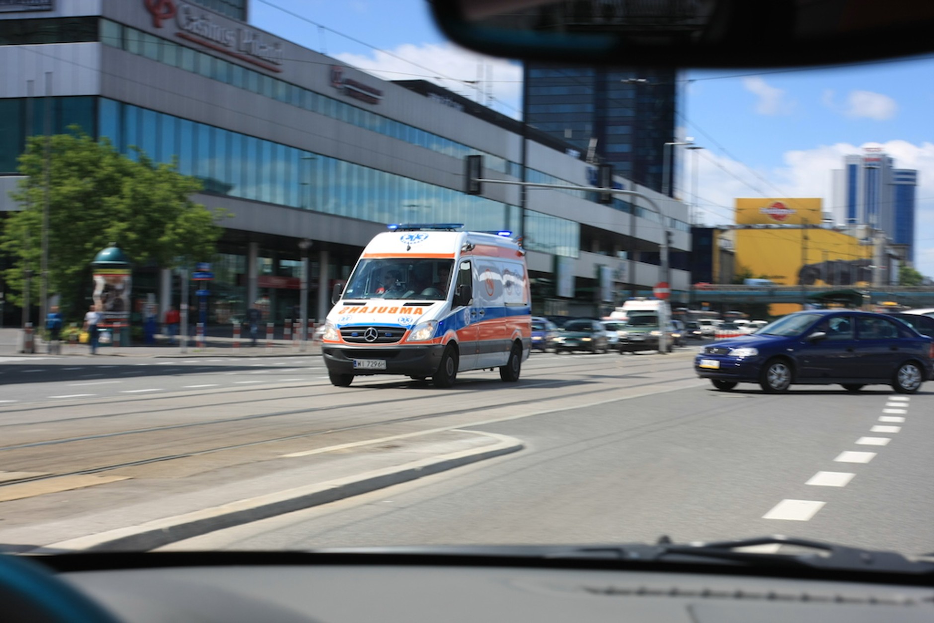 Pojazd uprzywilejowany na skrzyżowaniu