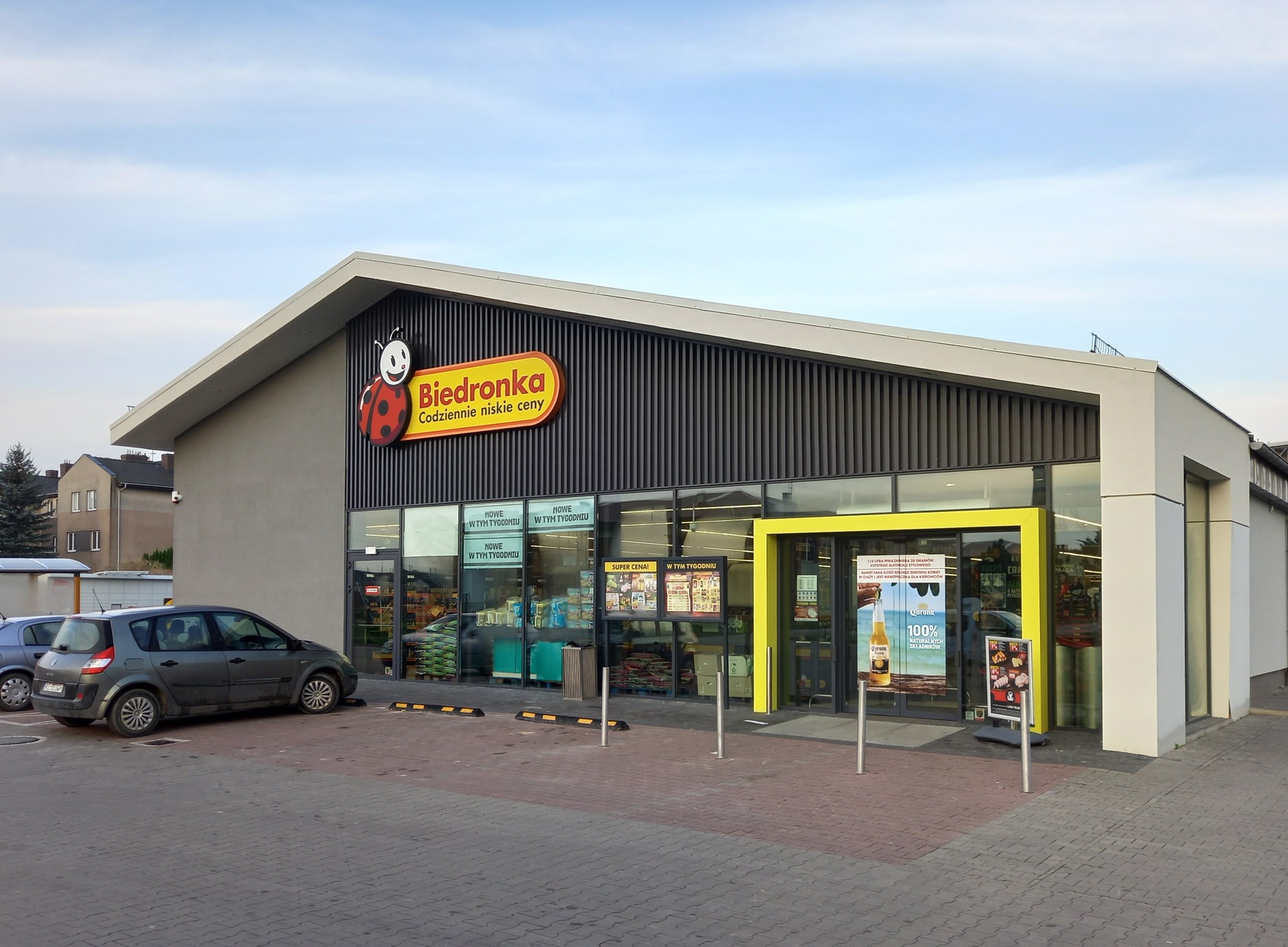 Parking pod sklepem Biedronka