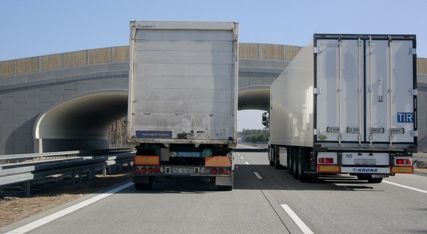 Wyprzedzanie ciężarówek stało się bardzo niebezpieczne dla kieszeni. Mandaty są drakońskie