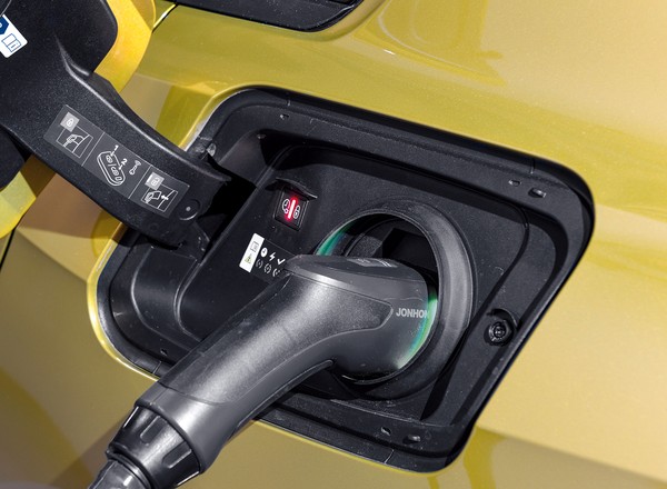 Hybrydy Plug-in palą 5 razy więcej, niż obiecują producenci i trują gorzej niż diesle? Tak, ale to nie wina samochodów!