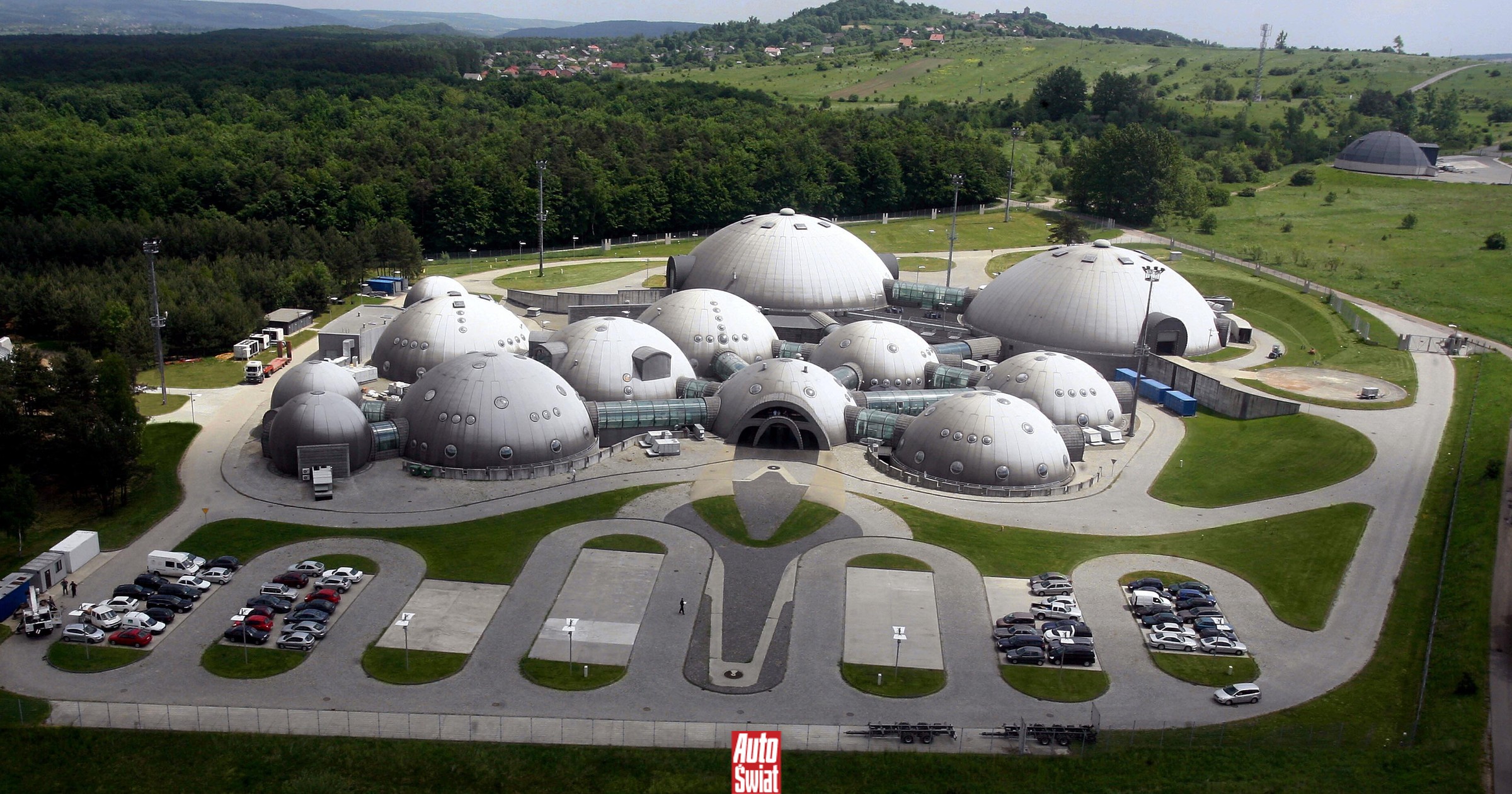 Każdy, kto jechał kiedyś autostradą A4, na pewno to widział. Co kryje się pod kilkunastoma kopułami?