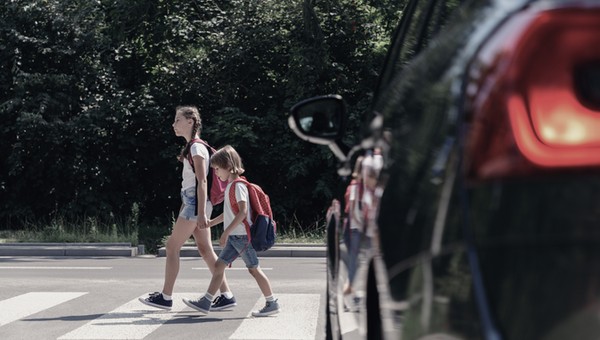 Czy można jechać, gdy pieszy wciąż jest na przejściu? Stawką mandat 1500 zł – wyjaśniamy