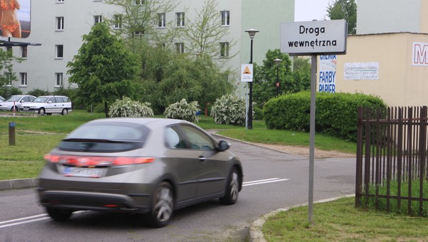 Kierowcy nie zwracają uwagi i potem są problemy. Ten znak zmienia przepisy