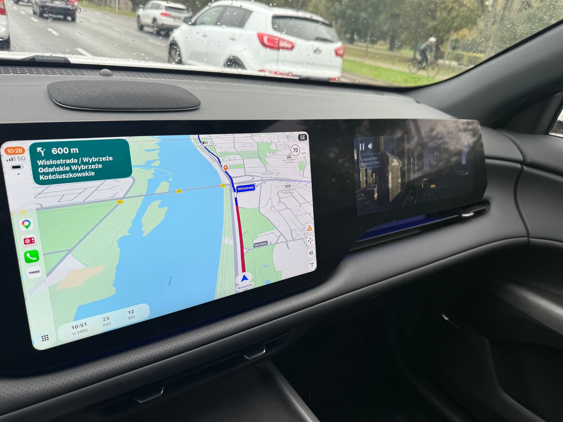 W tym chińskim samochodzie sterowanie klimatyzacją jest zasłaniane przez ekran systemy CarPlay. Prosta zmiana ustawień temperatury wymaga kilku lub wręcz kilkunastu czynności