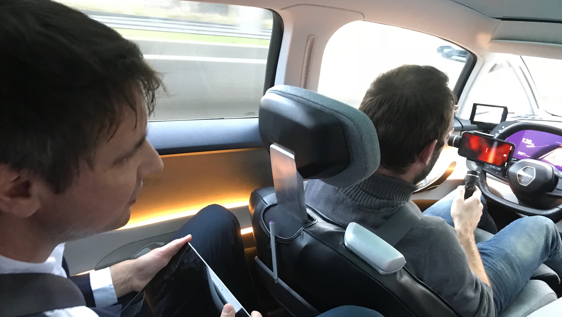 Renault Symbioz. Fotel kierowcy przesuwa się do tyłu podczas jazdy autonomicznej