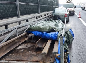 Policjanci zwrócili uwagę na dziwnie ustawioną Skodę na A1. Szybko znaleźli łup złodziei