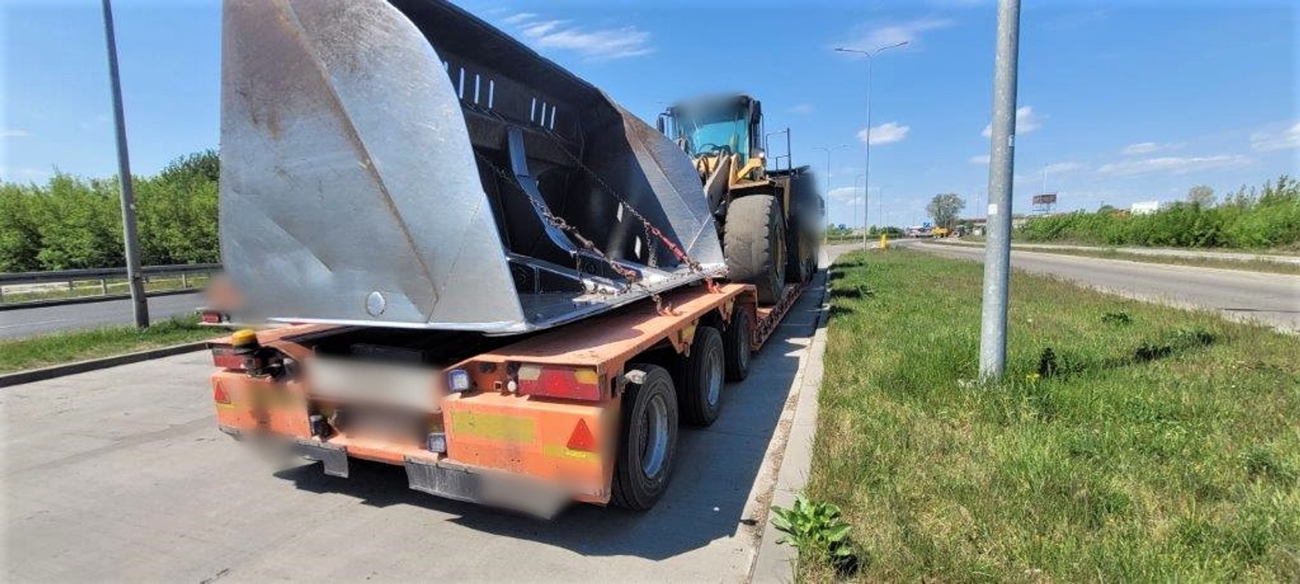 Kontrola nienormatywnego zestawu ciężarowego z przewożoną koparką i odczepioną łyżką do maszyny. Gabaryt, bez właściwego zezwolenia, zatrzymali do kontroli funkcjonariusze mazowieckiej Inspekcji Transportu Drogowego na krajowej „dziewiątce” – ulicy Stanisława Żółkiewskiego w Radomiu. Zestaw wraz z ładunkiem podzielnym ważył 58 t przy dopuszczalnych 40 t.