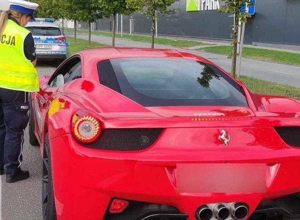 Gnał czerwonym Ferrari po Częstochowie 144 km/h. Raczej nie spodziewał się takiego finału