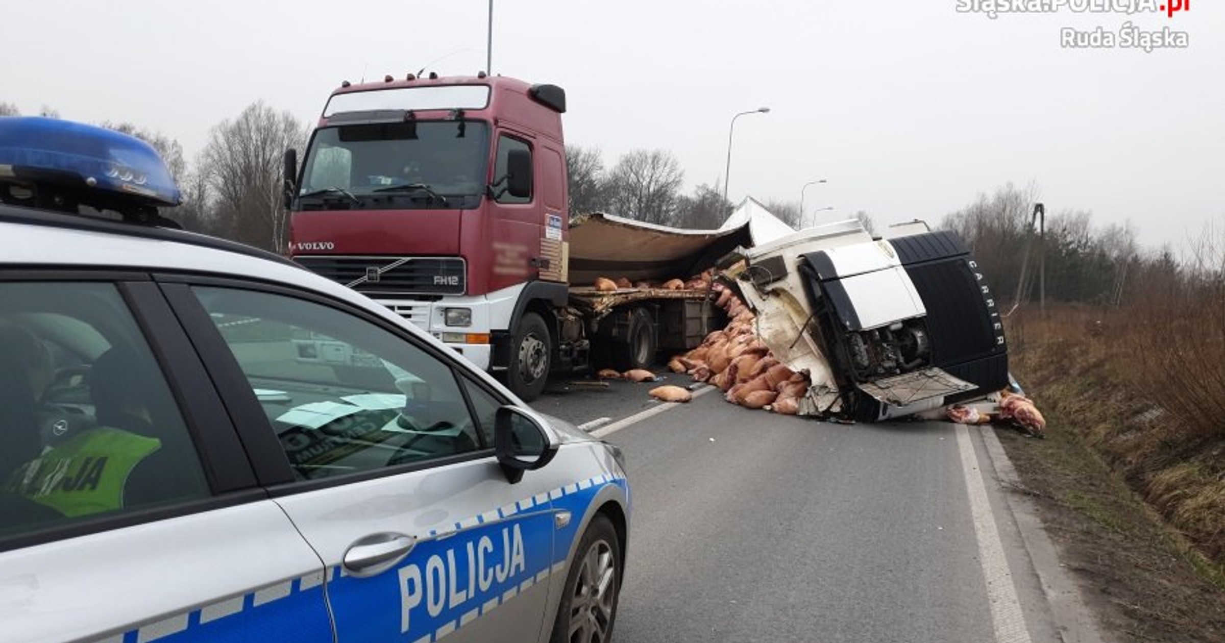 Wypadek ciężarówki z naczepą chłodnią