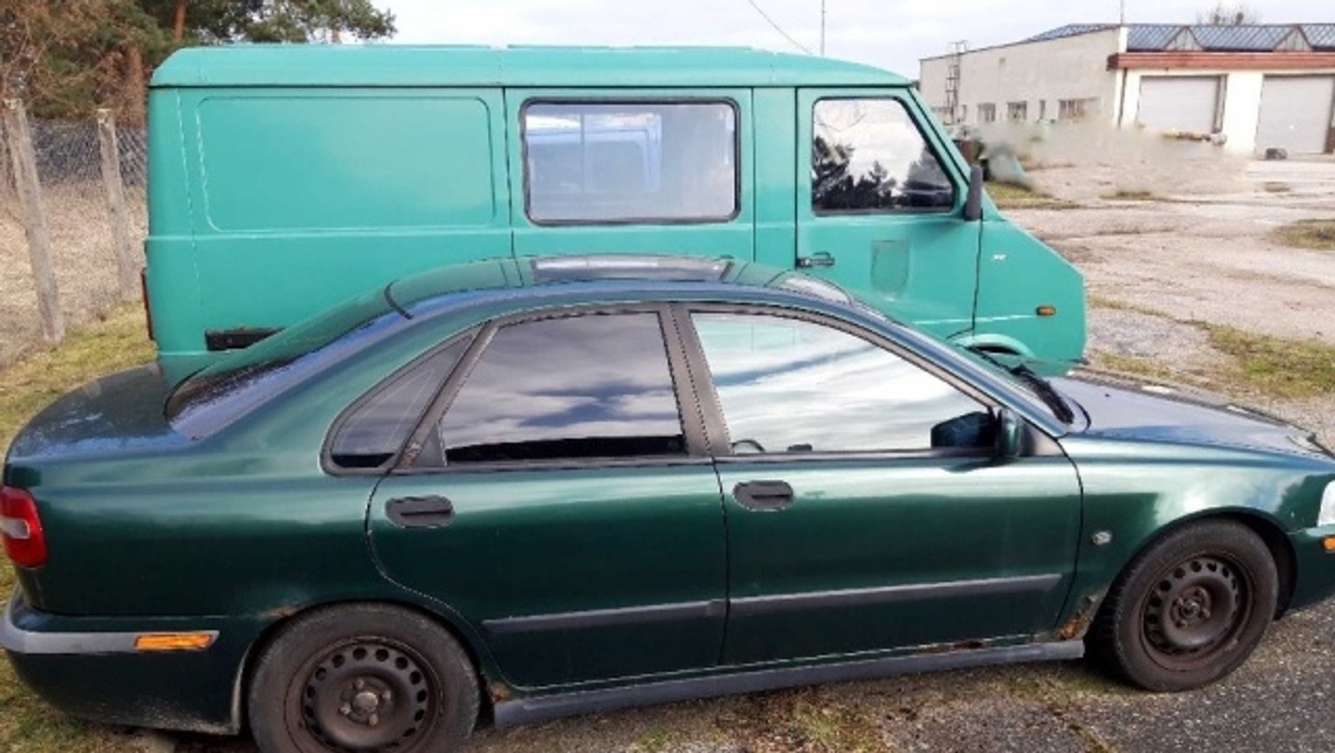 Volvo wystawione przez AMW w cenie wywoławczej wynoszącej 1500 zł. Bez dużych inwestycji nie ma szans na przejście badania technicznego