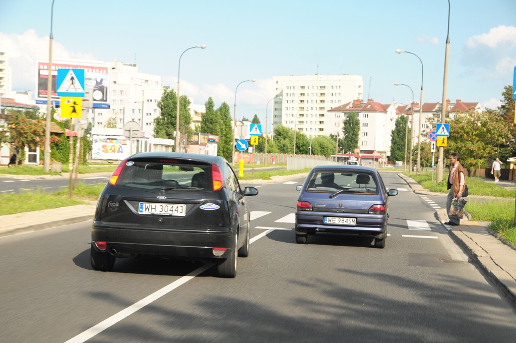 Kierowca przekroczył ciągłą linię i zaczął wyprzedzać na przejściu dla pieszych. To zachowanie skrajnie nieodpowiedzialne