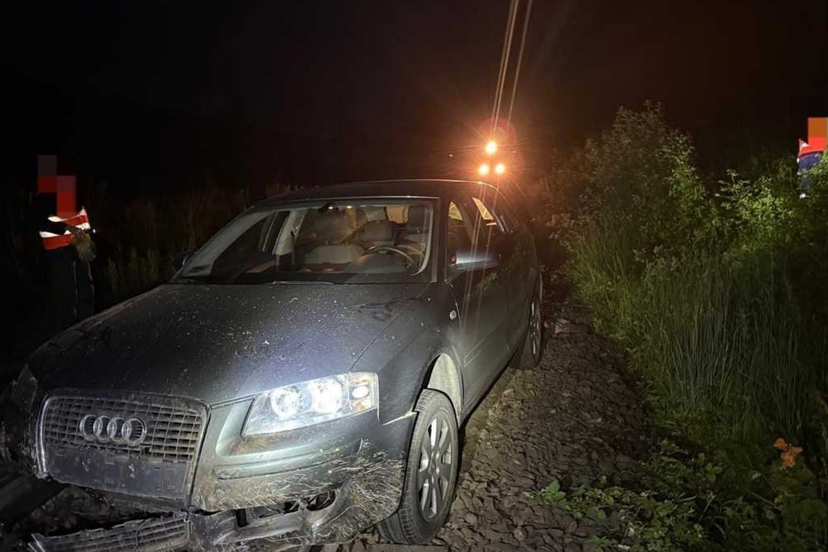 Utknął samochodem na torach. "Dobra, rano pomyślę, co z tym zrobić"