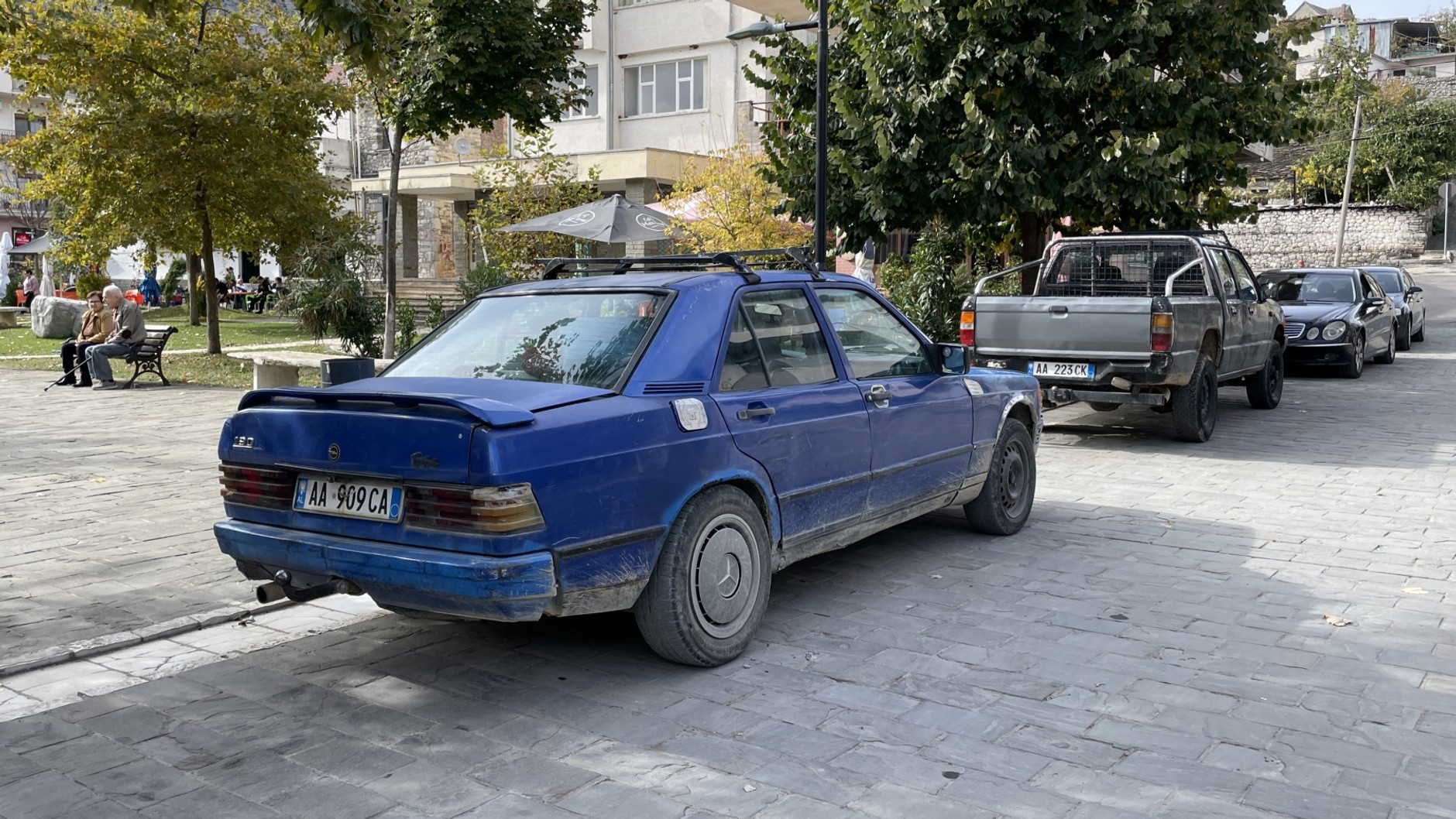 Zmęczony życiem "Baby Benz", czyli Mercedes 190 E (W201) w Albanii