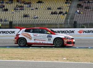 Adam Gładysz w Scirocco na torze w Poznaniu