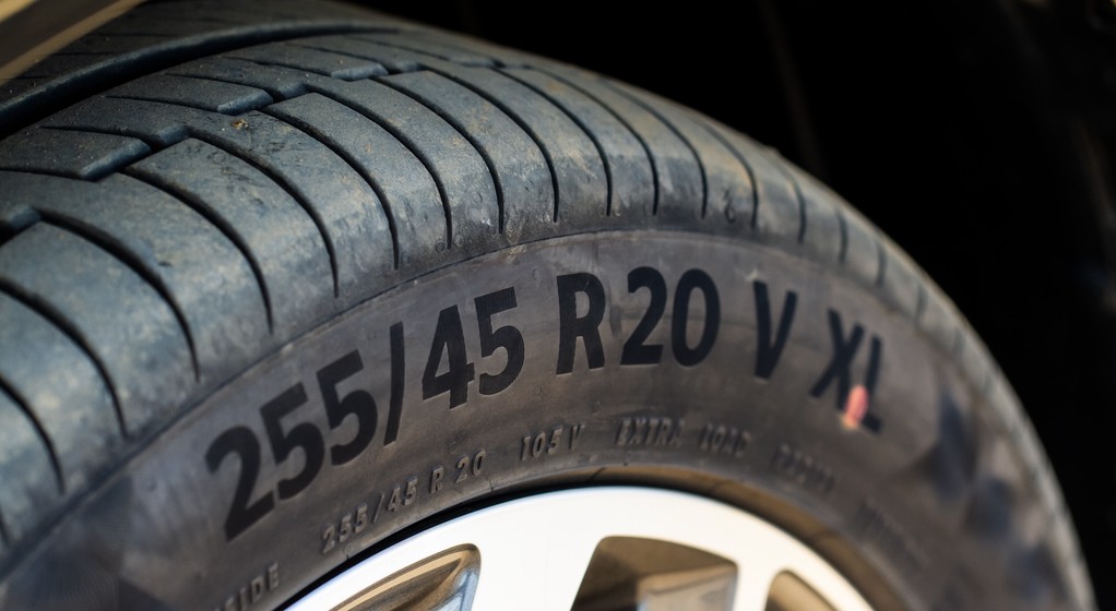 Na boku opony znajduje się wiele oznaczeń i symboli