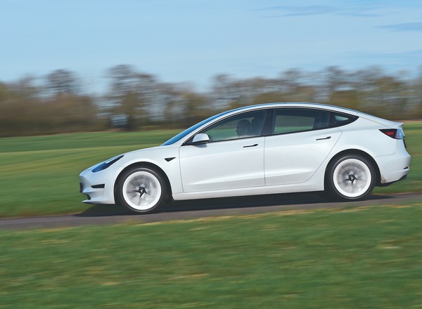 Egzamin na prawo jazdy oblany z powodu rekuperacji. Tesla okazała się "zbyt pomocna"